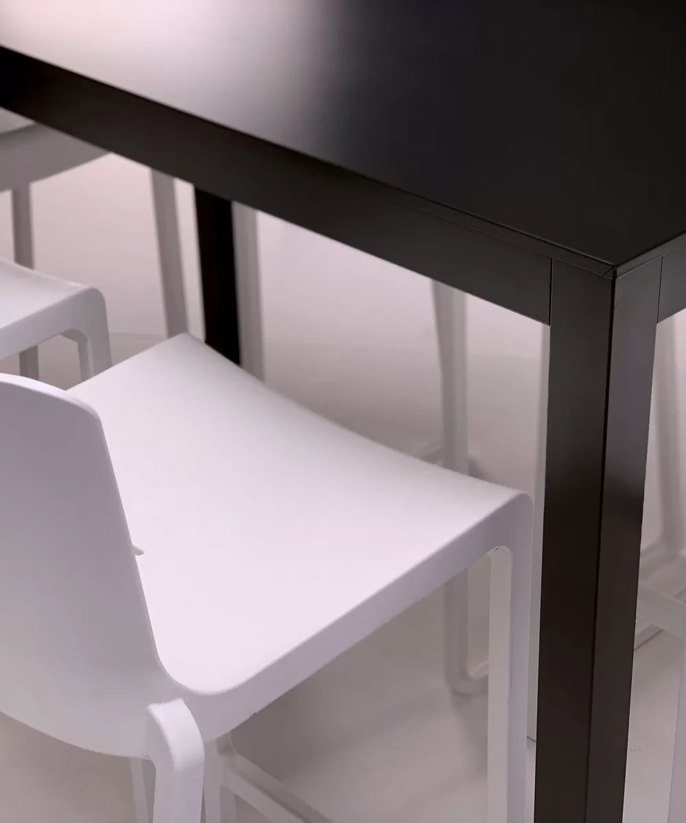 Tisch Brunch mit Tischplatte aus Blech