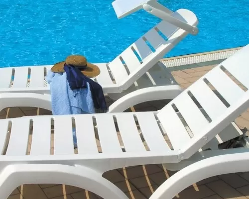 Come arredare un giardino con piscina